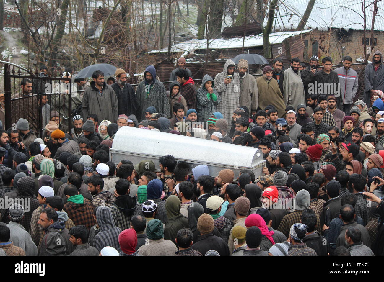 Srinagar, Inde. 09Th Mar, 2017. Les musulmans du Cachemire transporter le cadavre d'Hizb Mushtaq Ahmad trés rebelle au cours de la procession funéraire à son village natal, Malangam sur Bandipora, 10 mars 2017. Mushtaq a été tué lors d'une brève rencontre avec les forces gouvernementales le jeudi soir à Bandiopora ville principale de la région du Cachemire Nord Crédit : Mohammad Abu Bakar/Pacific Press/Alamy Live News Banque D'Images