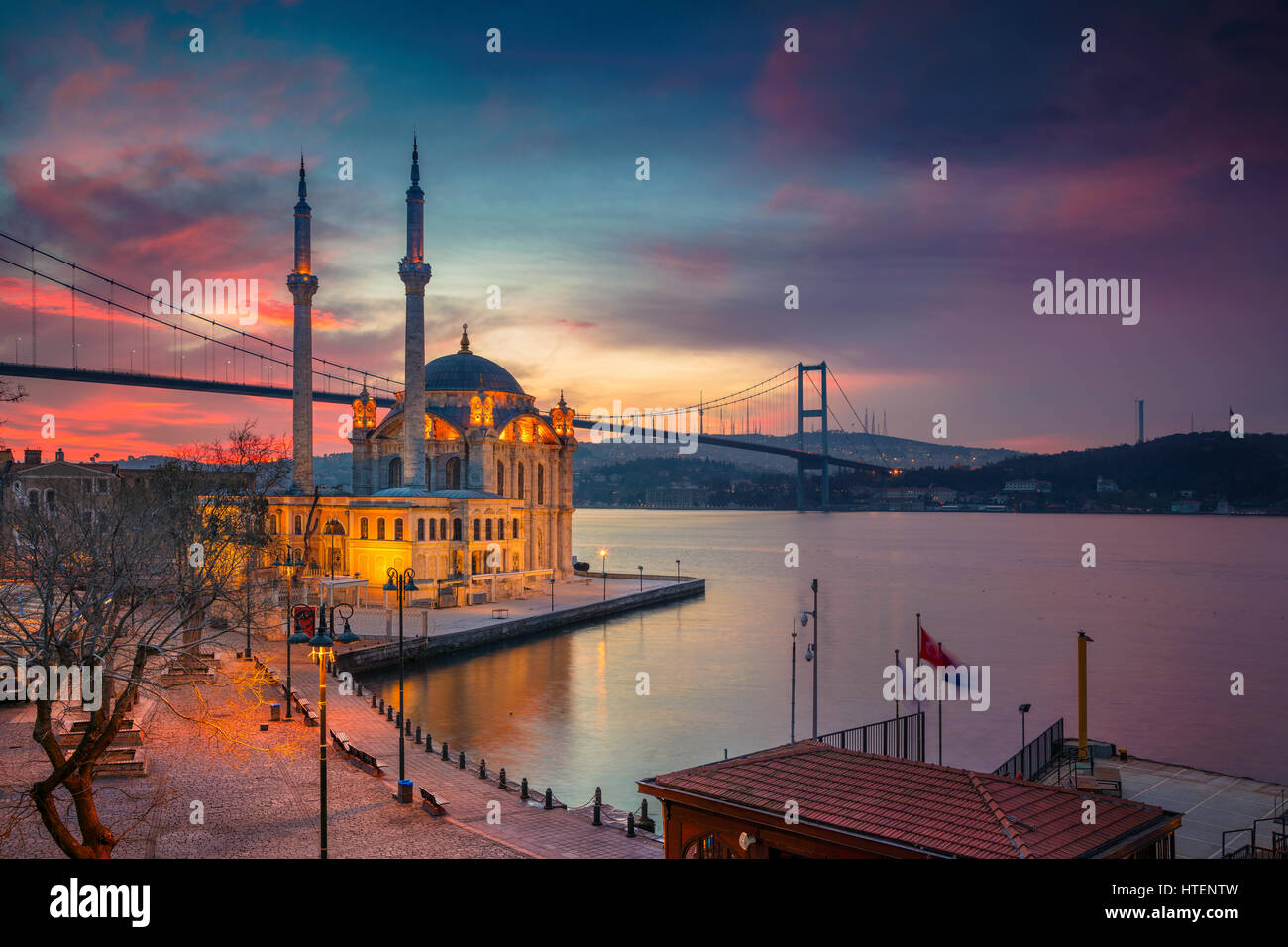 Istanbul. Image de mosquée Ortakôy avec pont du Bosphore à Istanbul pendant beau lever de soleil. Banque D'Images