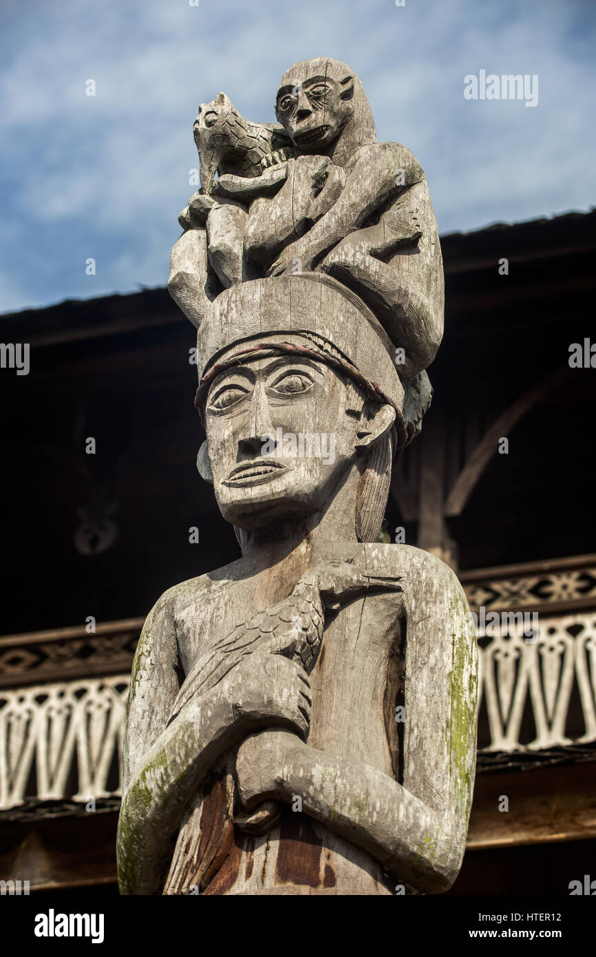 Patung Dayak ou bois sculpté poster avec l'esprit animal sur la tête d'une figurine en bois Banque D'Images