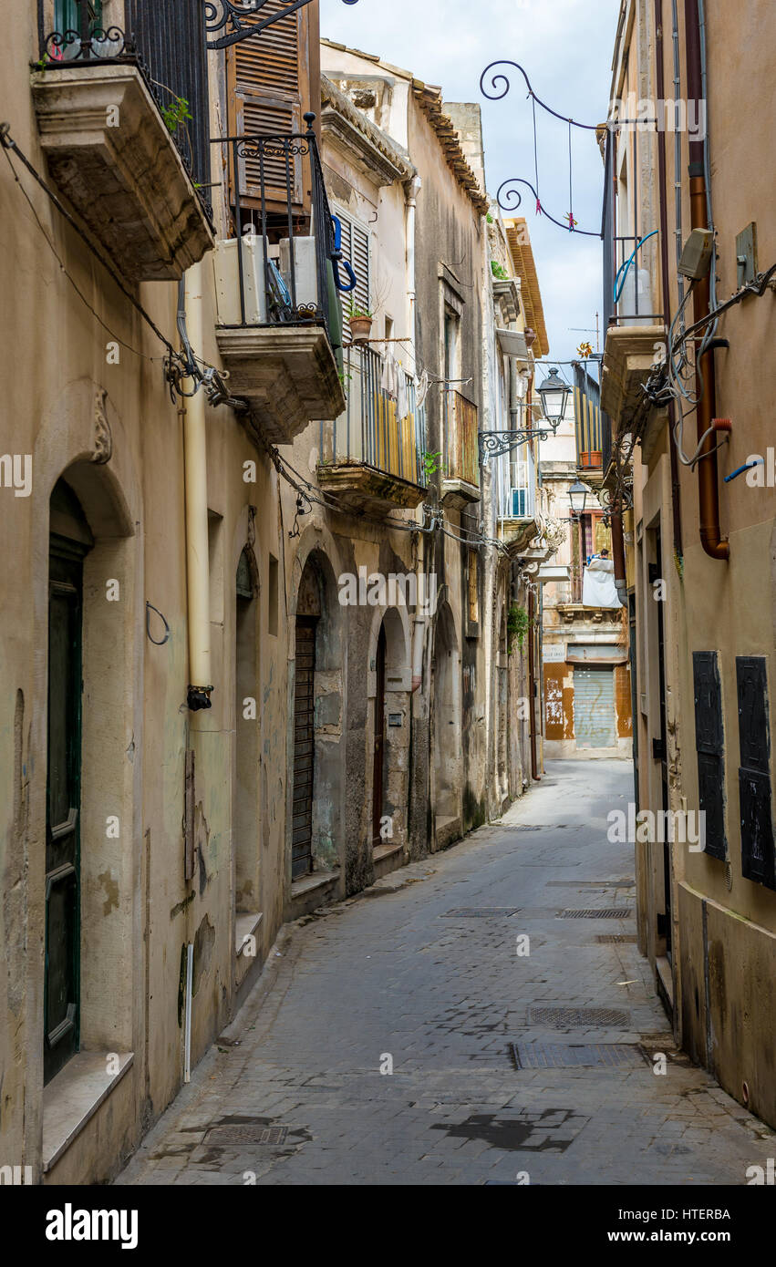 Rue étroite sur l'île d'Ortygie, partie historique de la ville de Syracuse, l'angle sud-est de l'île de la Sicile, Italie Banque D'Images