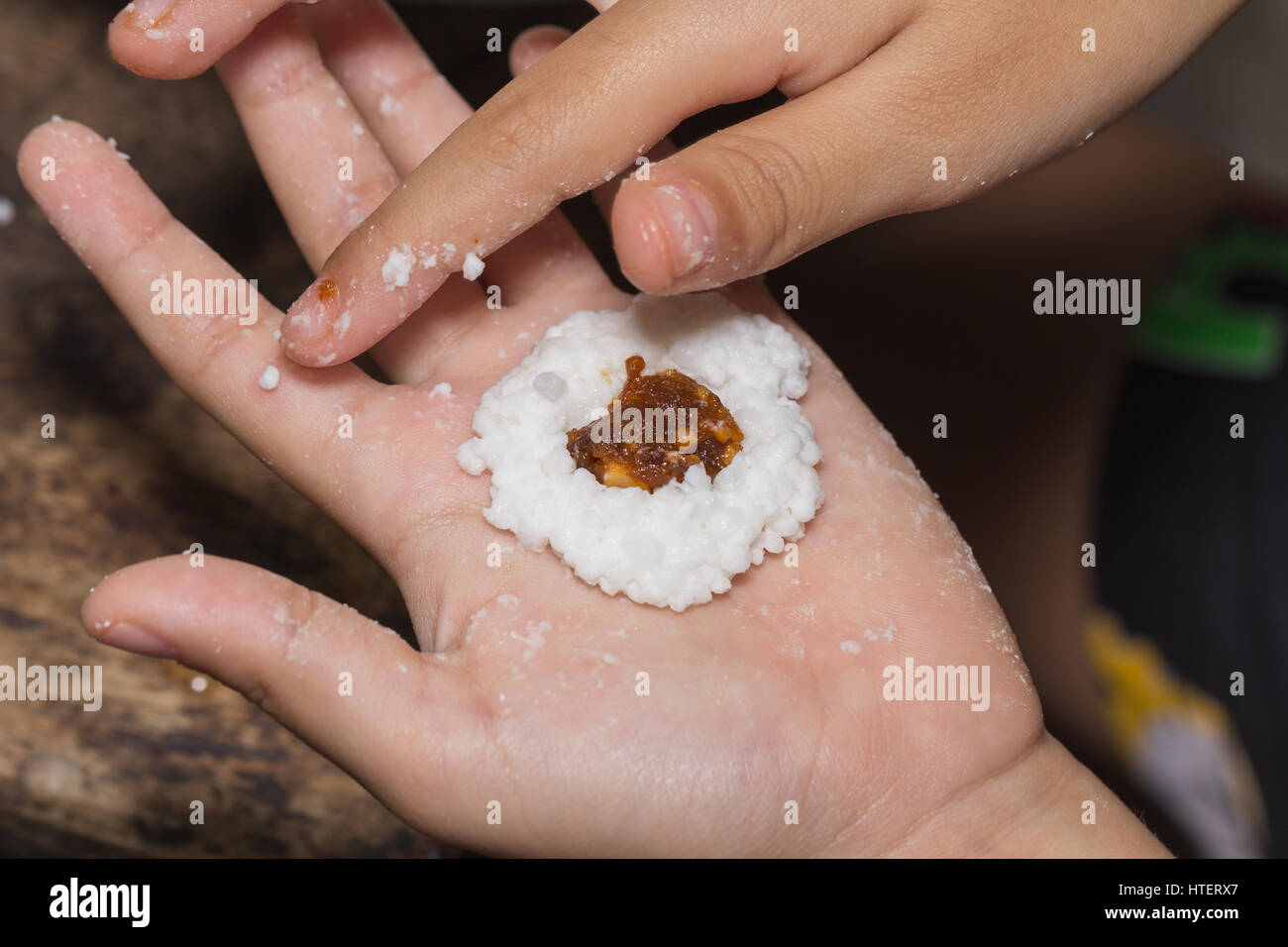 Sagou Kanom Thai ; dessert ; l'amidon de sagou sur la petite fille palms Banque D'Images