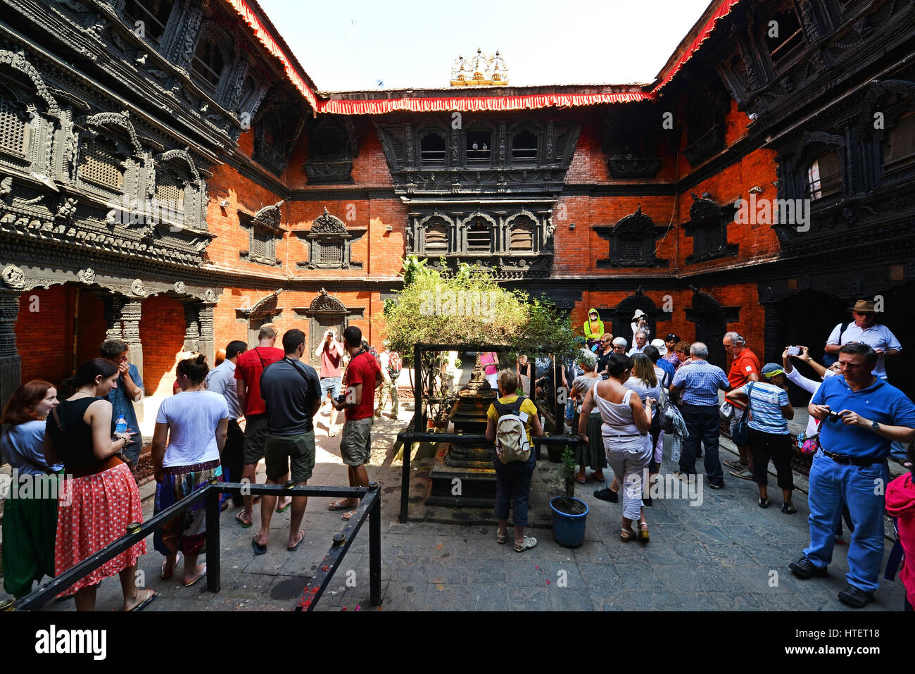 Katmandou - 28 SEPTEMBRE : les touristes visitant la cour intérieure de la déesse vivante Kumari. Kumari est qu'on croit être un hôte pour la Déesse Durga. Le Sep Banque D'Images