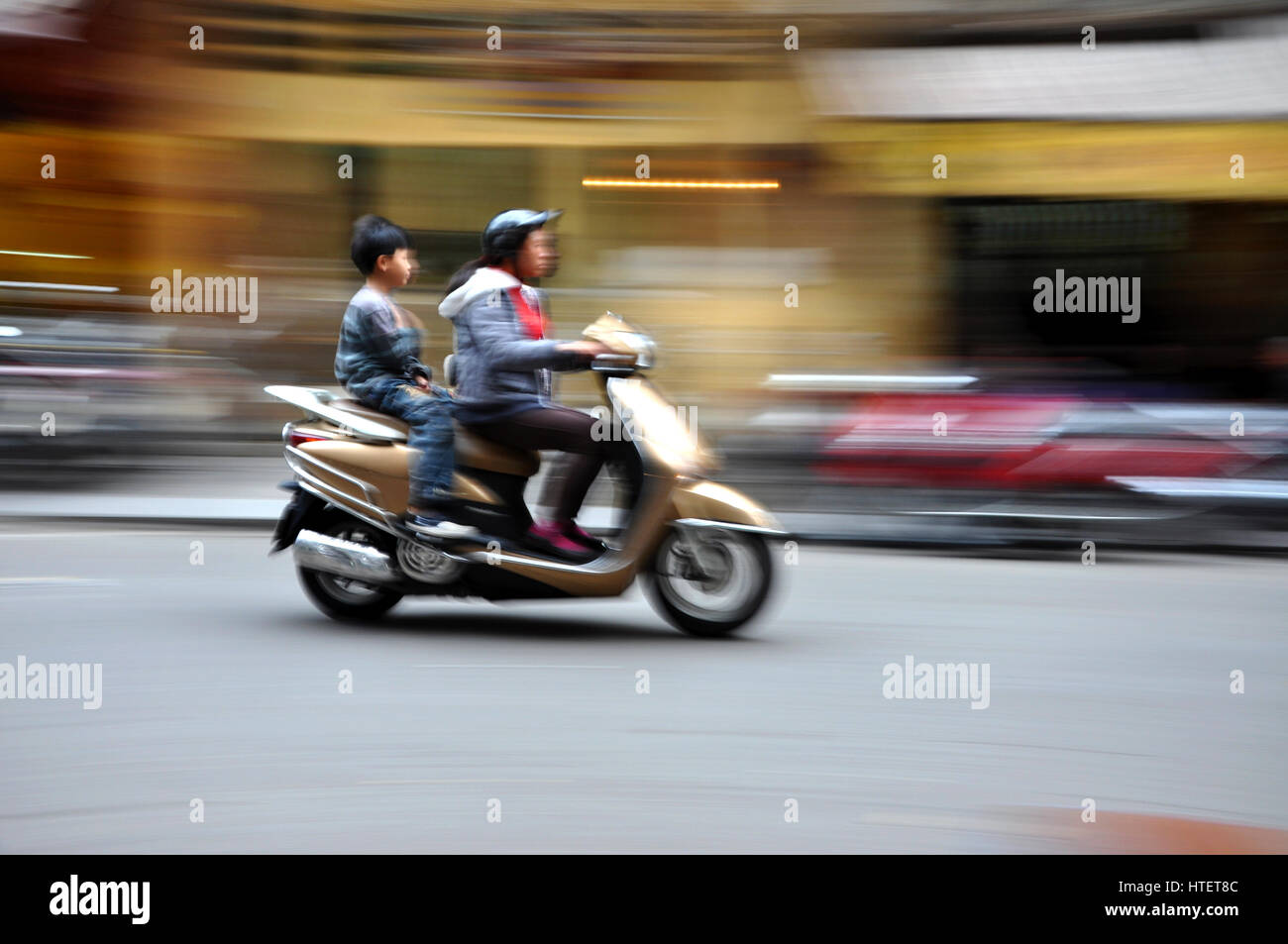 HANOI - 2 mars : trafic routier chaotique à Hanoi, Vietnam. Dans la capitale du Vietnam sont plus de 2 millions de motos, le trafic est souvent congestionnée. Ma Banque D'Images