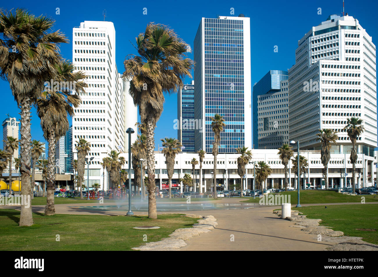 La ville de Tel Aviv à partir de la plage principale, en Israël. Banque D'Images