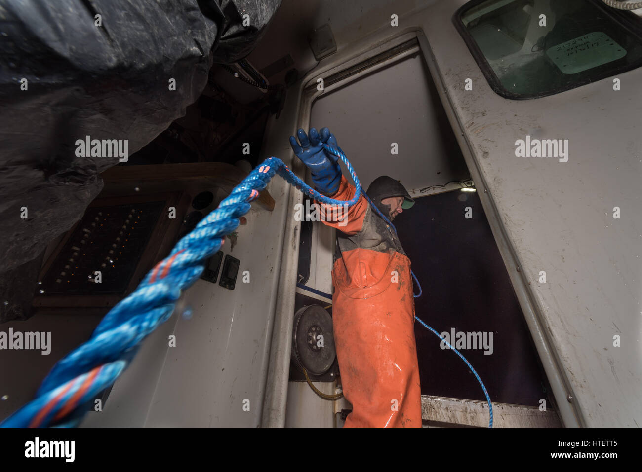 Lobster boat captain remplace porté sur la ligne de piège. Portland, Maine Banque D'Images