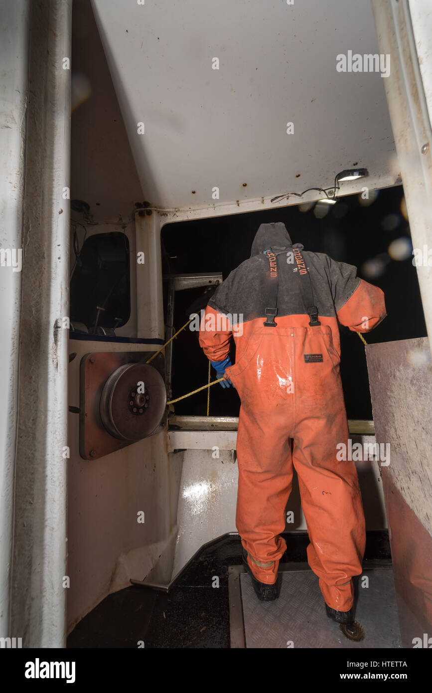 Capitaine de bateau de pêche du homard de halage des casiers à homard. Portland Maine Banque D'Images