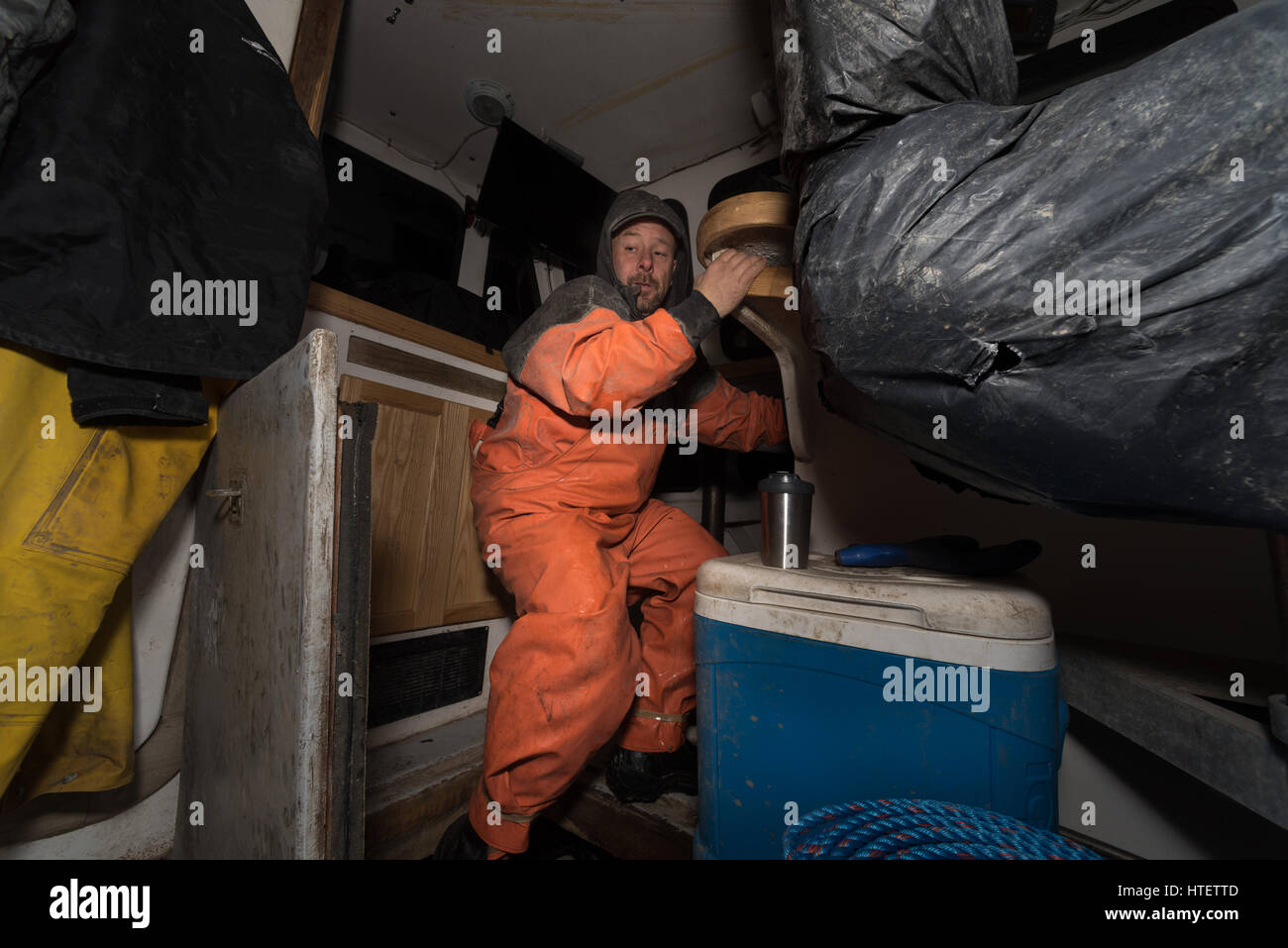 Capitaine de bateau de pêche du homard se prépare à aller en salle des machines. Portland, Maine Banque D'Images