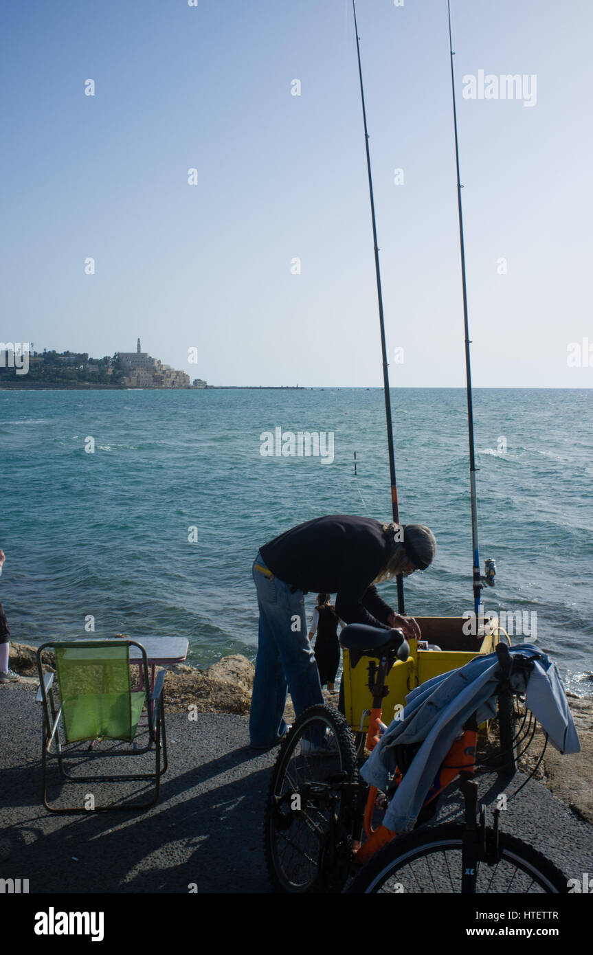 Homme mûr la pêche sur la plage principale. Tel Aviv, Israël. Banque D'Images