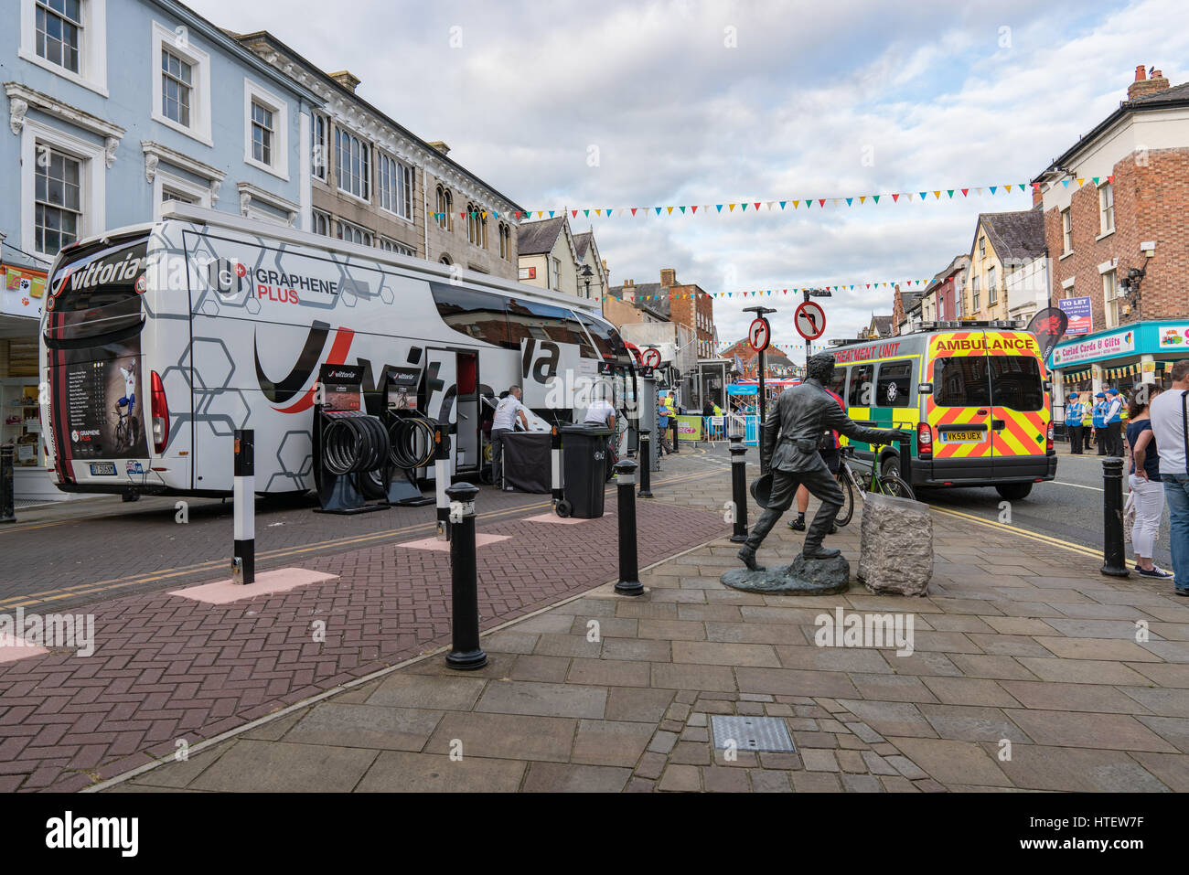 Denbigh High Street se prépare pour le début de la phase 4 du Tour de Grande-Bretagne 2016 Banque D'Images