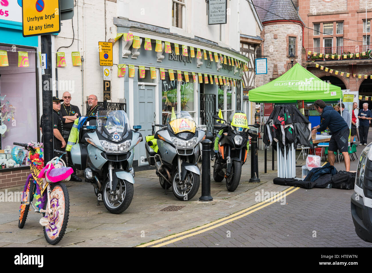 Les cavaliers d'escorte pour attendre le début de la phase 4 du Tour de Bretagne 2016 à Denbigh Banque D'Images