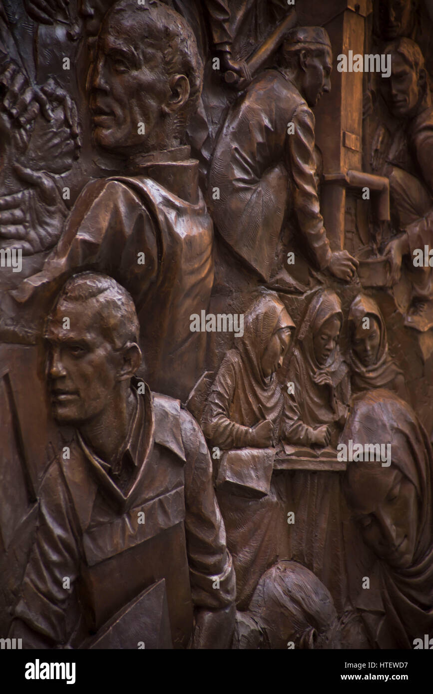 Londres, Royaume-Uni. 10 Mar, 2017. Mémorial de l'Iraq et l'Afghanistan ont été dévoilé à Victoria Embankment Gardens par Sa Majesté la Reine. L'Iraq et l'Afghanistan Memorial, sculpté par Paul Day, reconnaît les contributions de plus de 300 000 militaires et civils qui ont été déployés en Irak et en Afghanistan entre 1990 et 2015. Credit : Alberto Pezzali/Pacific Press/Alamy Live News Banque D'Images