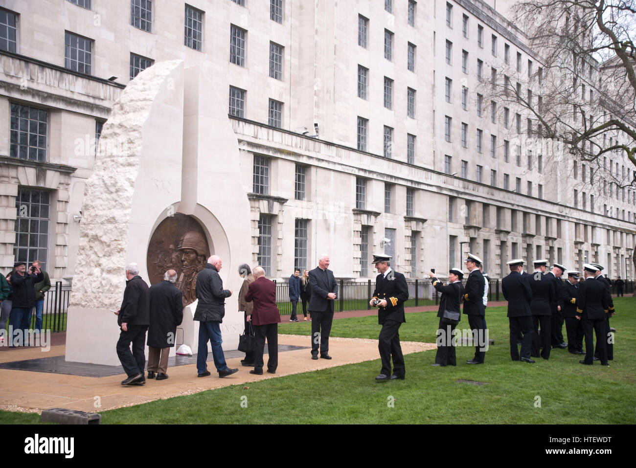 Londres, Royaume-Uni. 10 Mar, 2017. Mémorial de l'Iraq et l'Afghanistan ont été dévoilé à Victoria Embankment Gardens par Sa Majesté la Reine. L'Iraq et l'Afghanistan Memorial, sculpté par Paul Day, reconnaît les contributions de plus de 300 000 militaires et civils qui ont été déployés en Irak et en Afghanistan entre 1990 et 2015. Credit : Alberto Pezzali/Pacific Press/Alamy Live News Banque D'Images