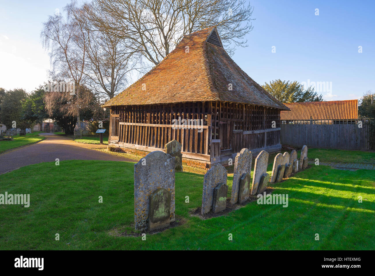 East Bergholt Suffolk, à pans de bois de la cage bell externes dans le cimetière de l'église de St Mary dans le village de East Bergholt, Suffolk, UK Banque D'Images