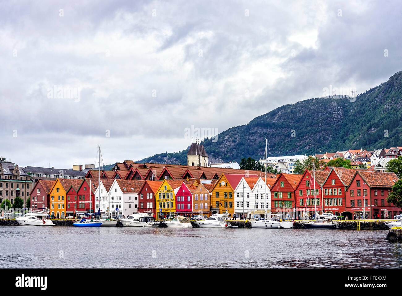 Bergen, Norvège - le 14 août 2016 : vue sur le quartier de Bryggen, une série de bâtiments commerciaux hanséatique situé dans le port. Banque D'Images