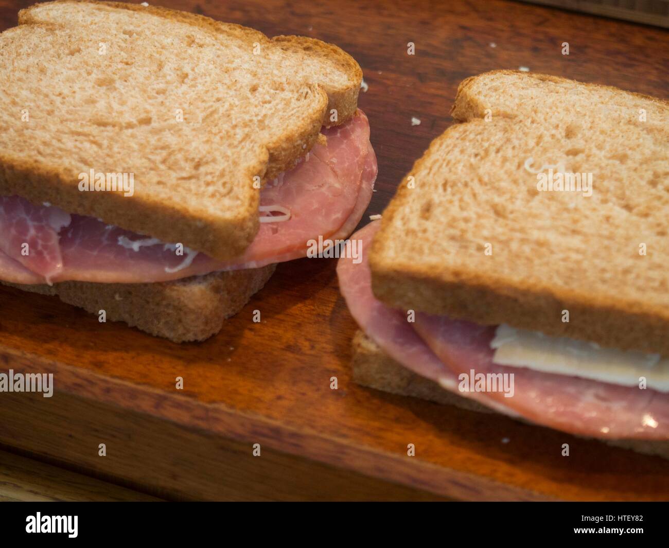 Ingrédients et fabrication d'un croque-monsieur au jambon et au fromage français, grillées, repas, gruyère, Banque D'Images