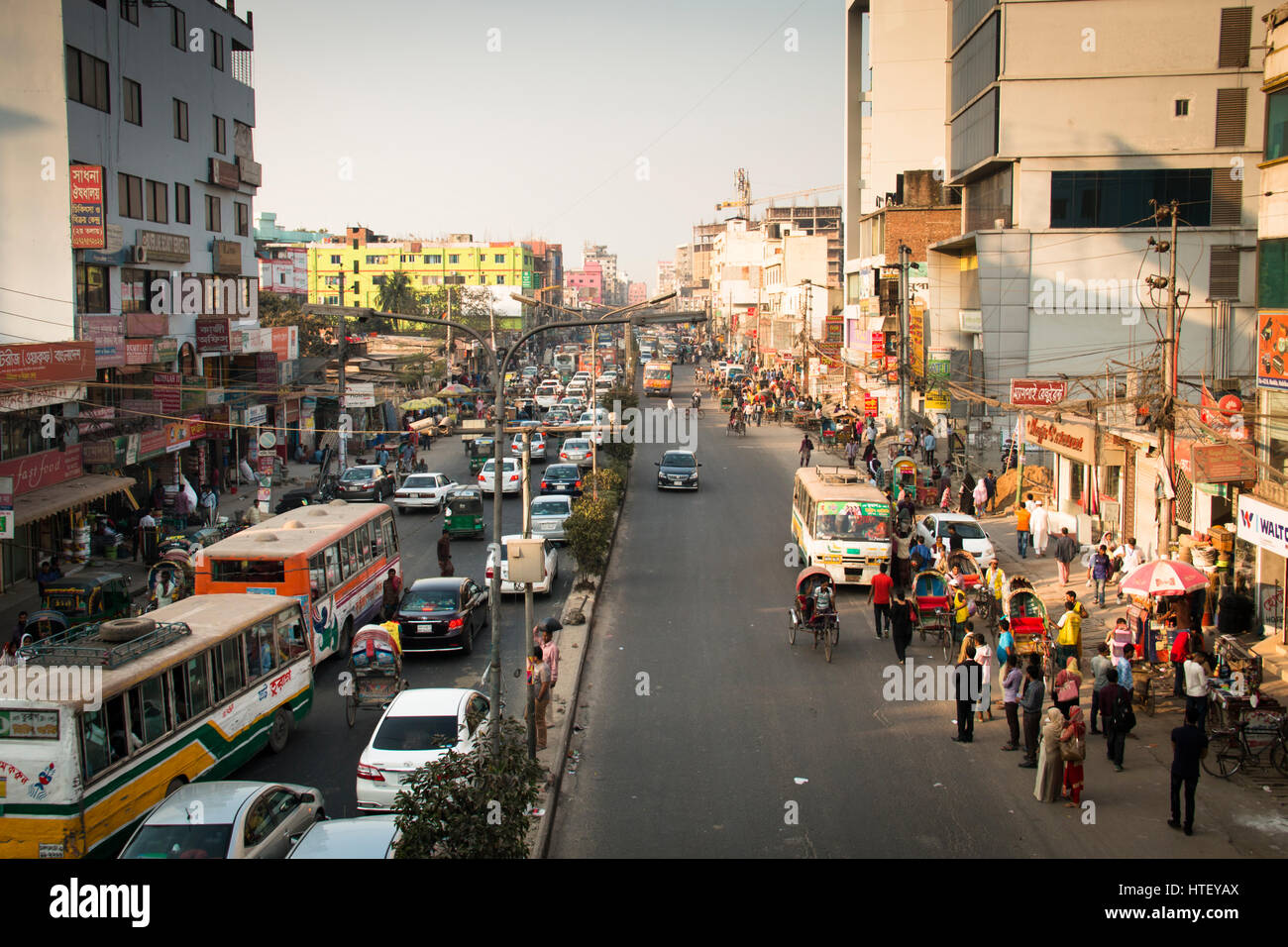 DHAKA, BANGLADESH - Février 2017 : rue avec de nombreux véhicules dans le centre de Dhaka au Bangladesh Banque D'Images