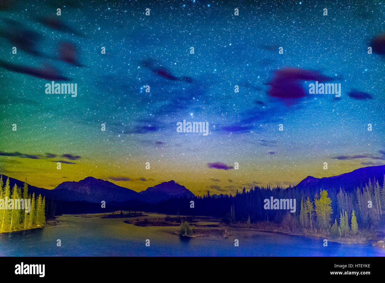La nuit de la rivière Athabasca dans le parc national Jasper en Alberta, Canada Banque D'Images