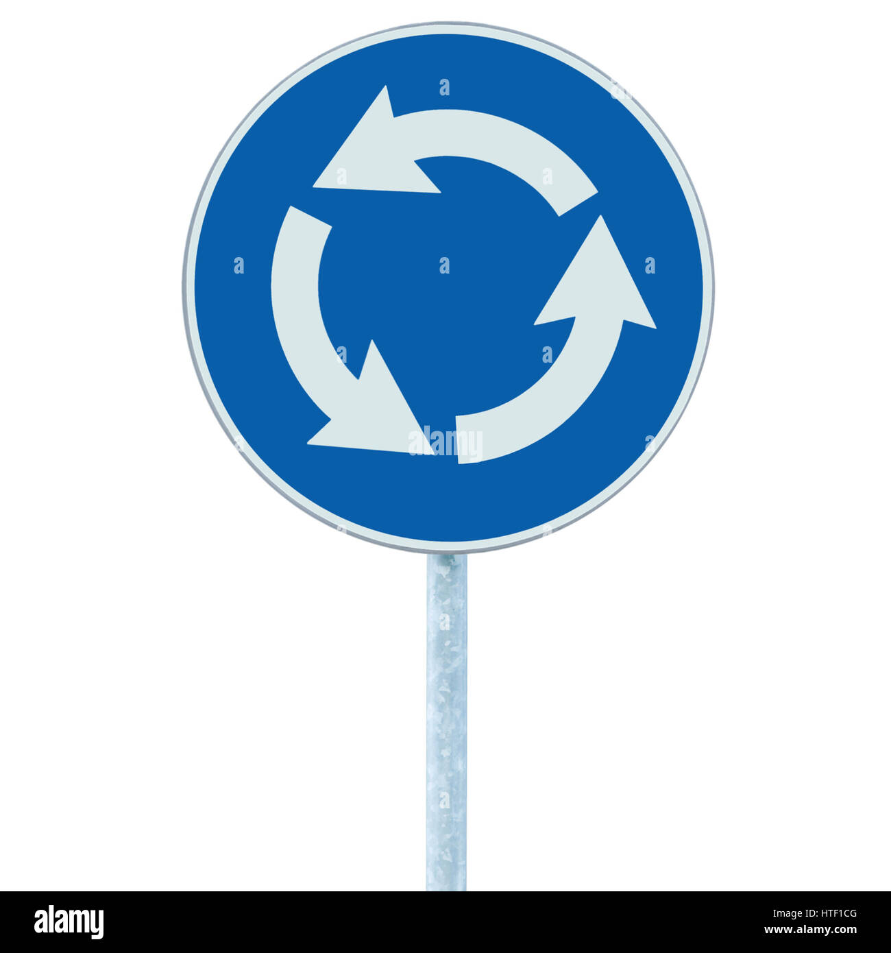 Rond-point de la route carrefour signe isolé, bleu, flèches blanches main droite Banque D'Images