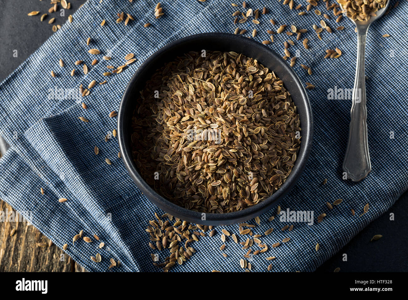 Graines d'Estragon organique sèche dans un bol d'Épices Banque D'Images