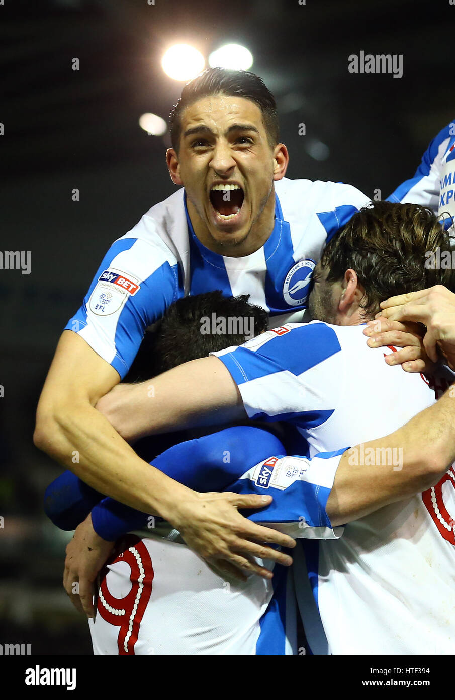 Brighton & Hove Albion's Anthony Knockaert célébrer Sam Baldock a pour objectif au cours de la Sky Bet Championship match au stade AMEX, Brighton. Banque D'Images