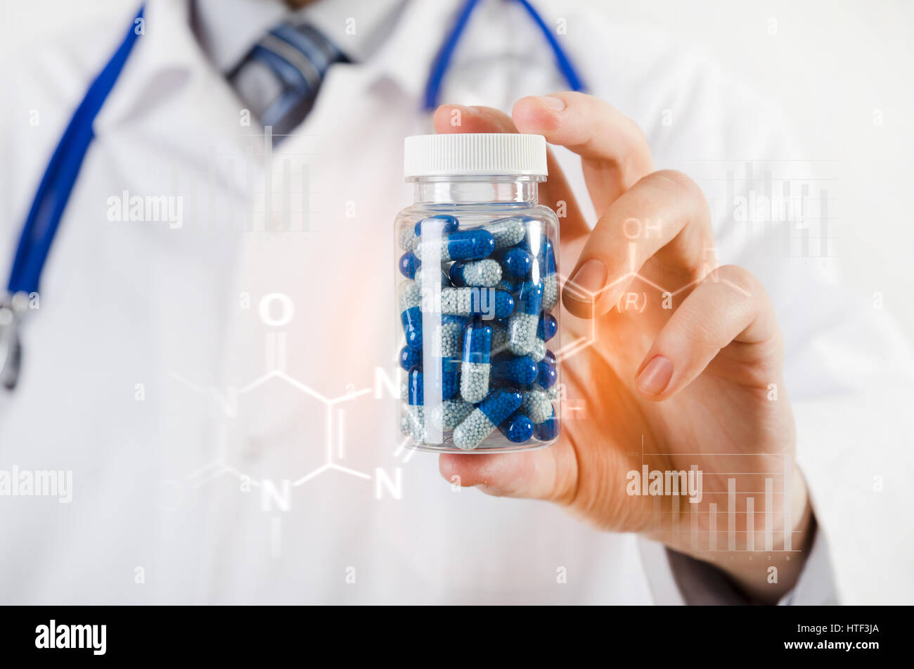 Médecin chercheur scientifique inventé nouveau médicament, détient en capsule mains. comp medicine science discovery tester formule concept chimique Banque D'Images