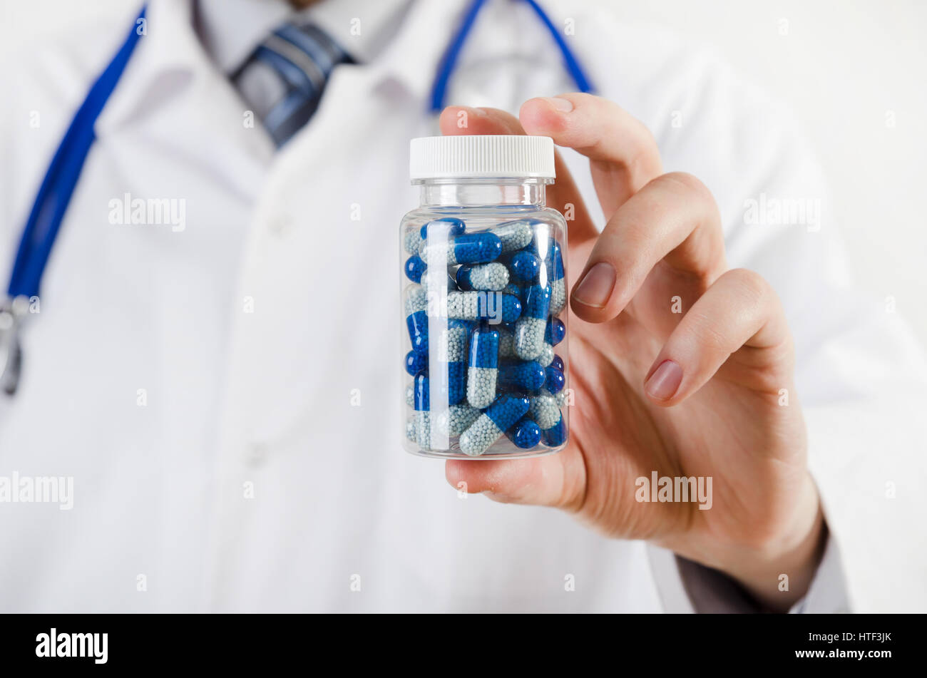 Médecin chercheur scientifique inventé nouveau médicament, détient en capsule mains. comp medicine science discovery tester formule concept chimique Banque D'Images