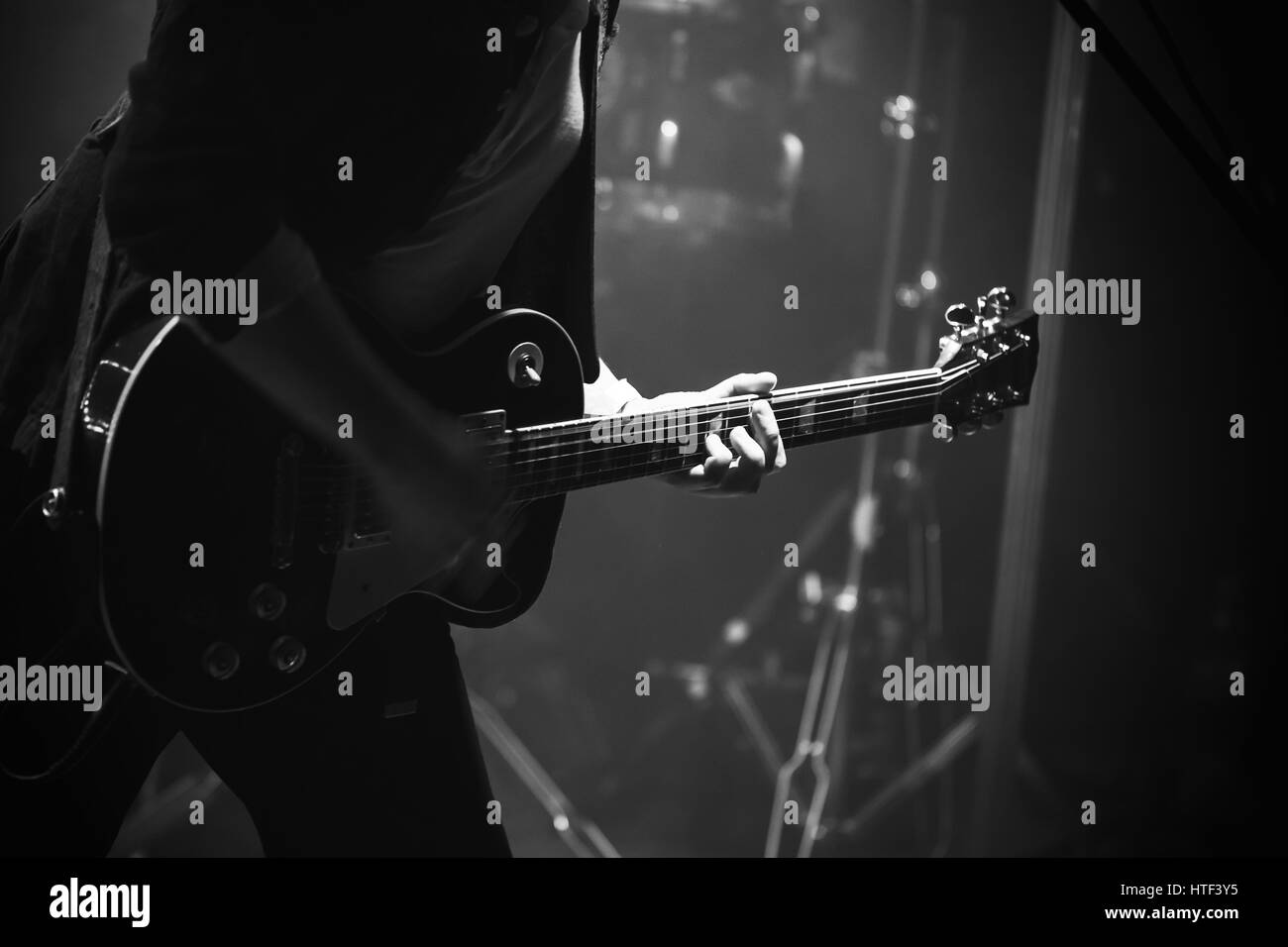 Joueur de guitare électrique sur une scène, soft focus sélectif, noir et blanc Banque D'Images