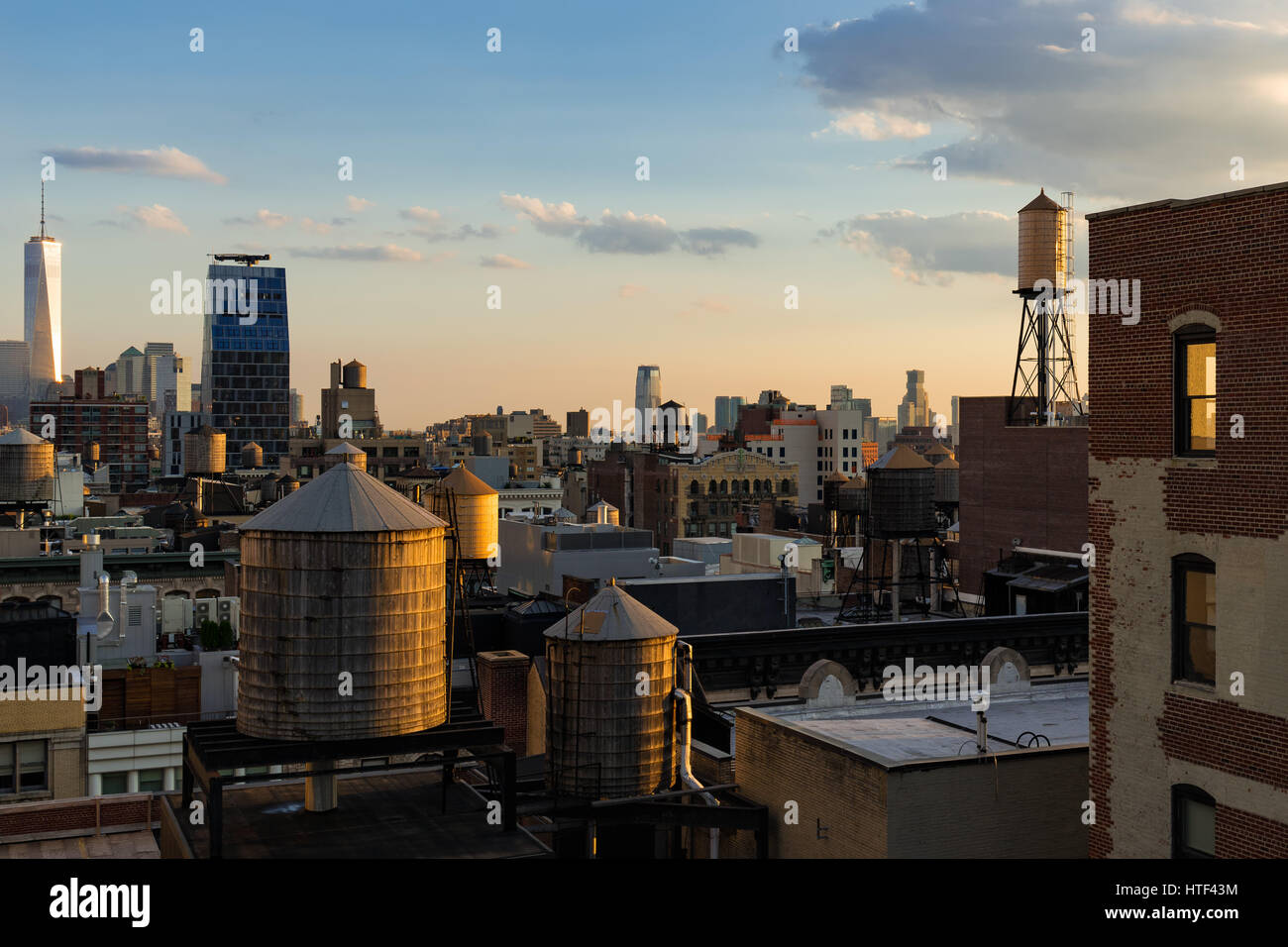 Toits de Chelsea en été coucher du soleil la lumière avec des tours, des châteaux d'eau et le Centre de commerce mondial de la distance. Manhattan, New York City Banque D'Images