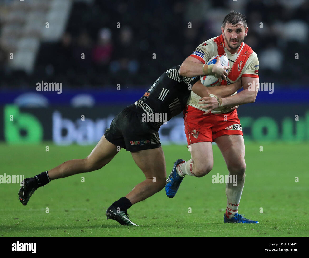 St Helens' Adam Walker (à droite) est abordé par Hull FC, Carlos Tuimavave au cours de la Super League Betfred match au stade KCOM, Hull. Banque D'Images