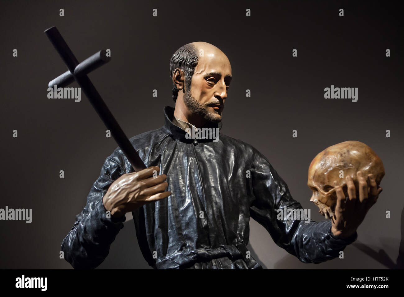 Saint François Borgia. Statue en bois polychrome par sculpteur baroque espagnol Juan Martinez Demi (1624) sur l'affichage lors de l'exposition à la Kunsthalle Munchen à Munich, Bavière, Allemagne. L'exposition consacrée à l'or espagnol s'exécute jusqu'à 26 mars 2017. Banque D'Images