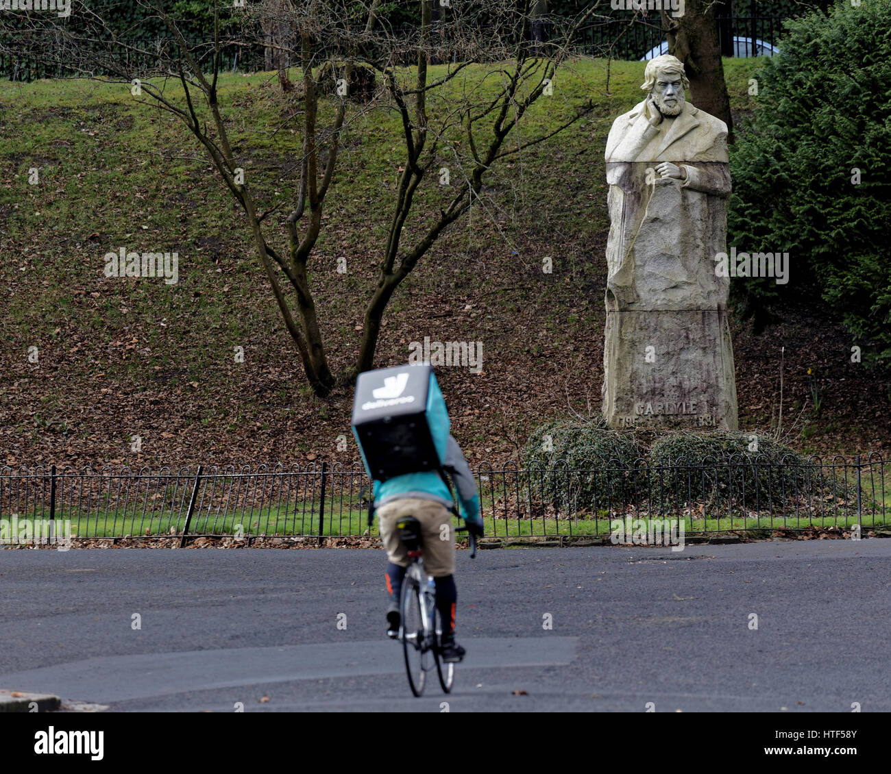 Deliveroo cycliste vélo livraison location en face de la statue de Thomas Carlyle Banque D'Images