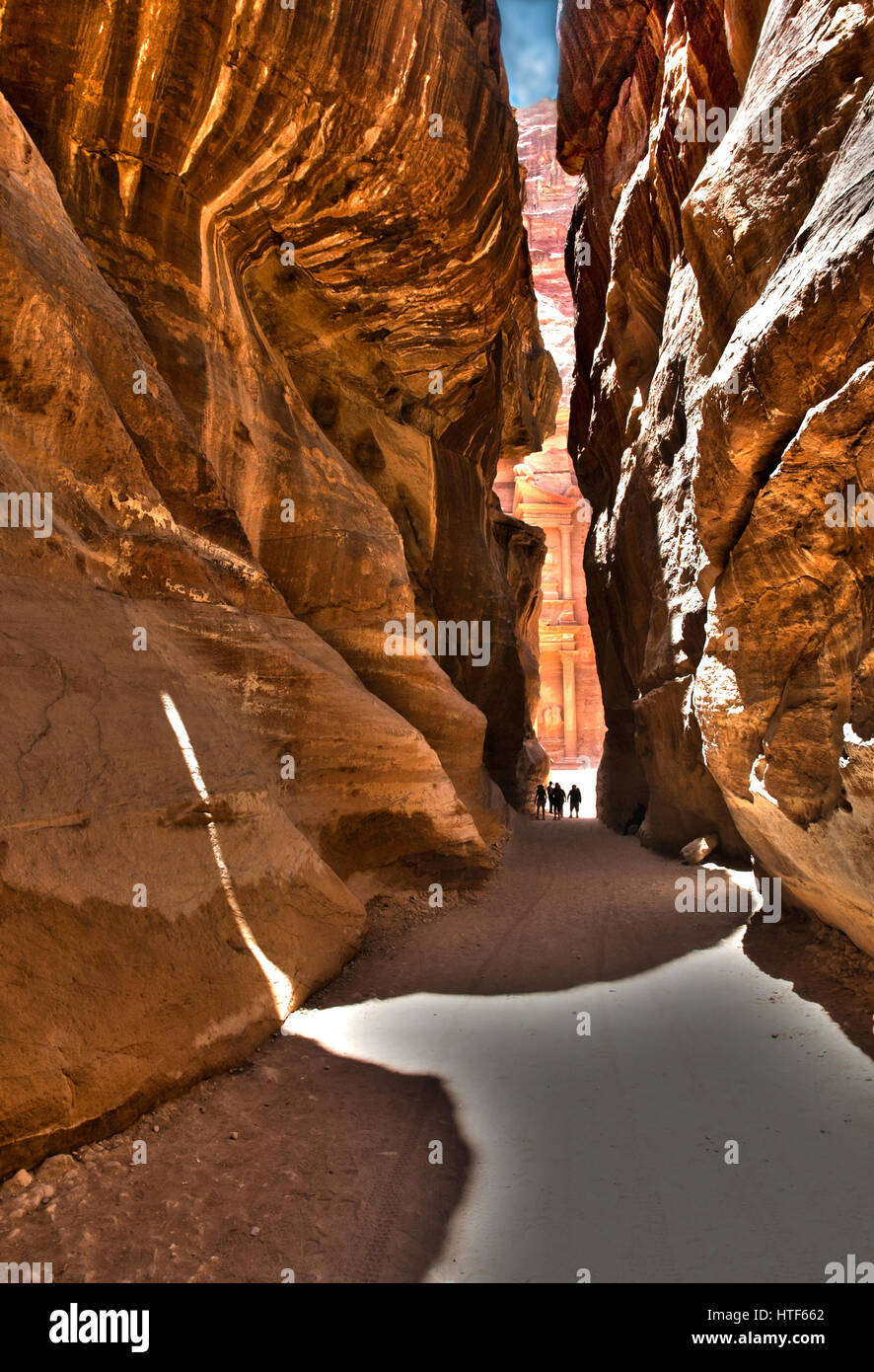 Marche dans Petra, Jordanie Banque D'Images