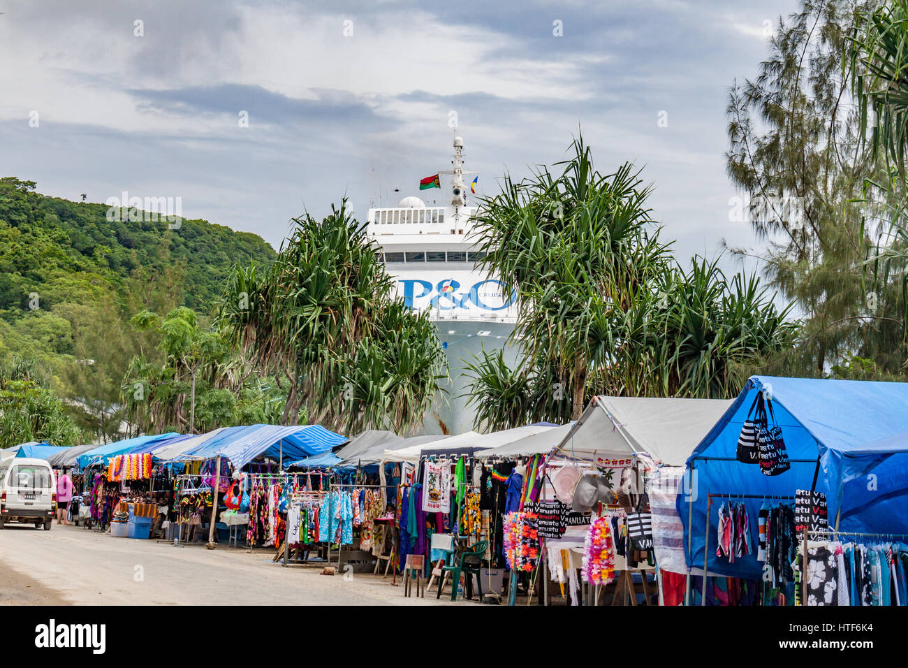 Les étals du marché à l'archet de P&O cruise ship vu amarré à Port Vila, Vanuatu. Banque D'Images