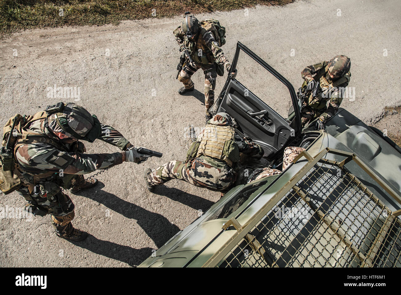 Escouade de parachutistes français d'élite du 1er Régiment de parachutistes d'infanterie de marine RPIMA terroristes en détention dans la voiture, haut Vue de dessus Banque D'Images