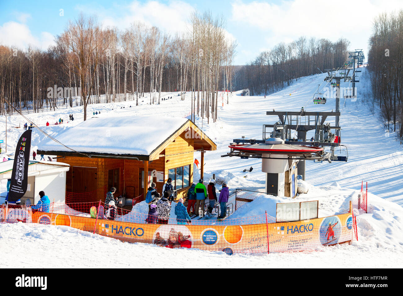 SAMARA, RUSSIE - 5 mars 2017 : Télésiège dans 'Krasnaya Glinka" ski de montagne en hiver journée ensoleillée à Samara, Russie Banque D'Images