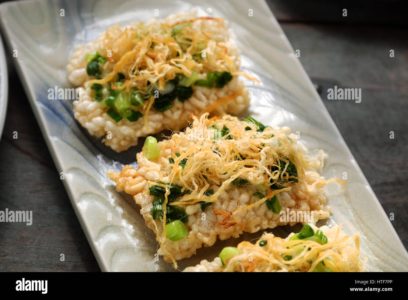 L'alimentation de rue vietnamiens, poêlée de riz séché de porc avec le fil dentaire, le nom est com chay cha bong, une délicieuse collation nourriture, femme part à la maison pour traiter de la sécurité alimentaire Banque D'Images