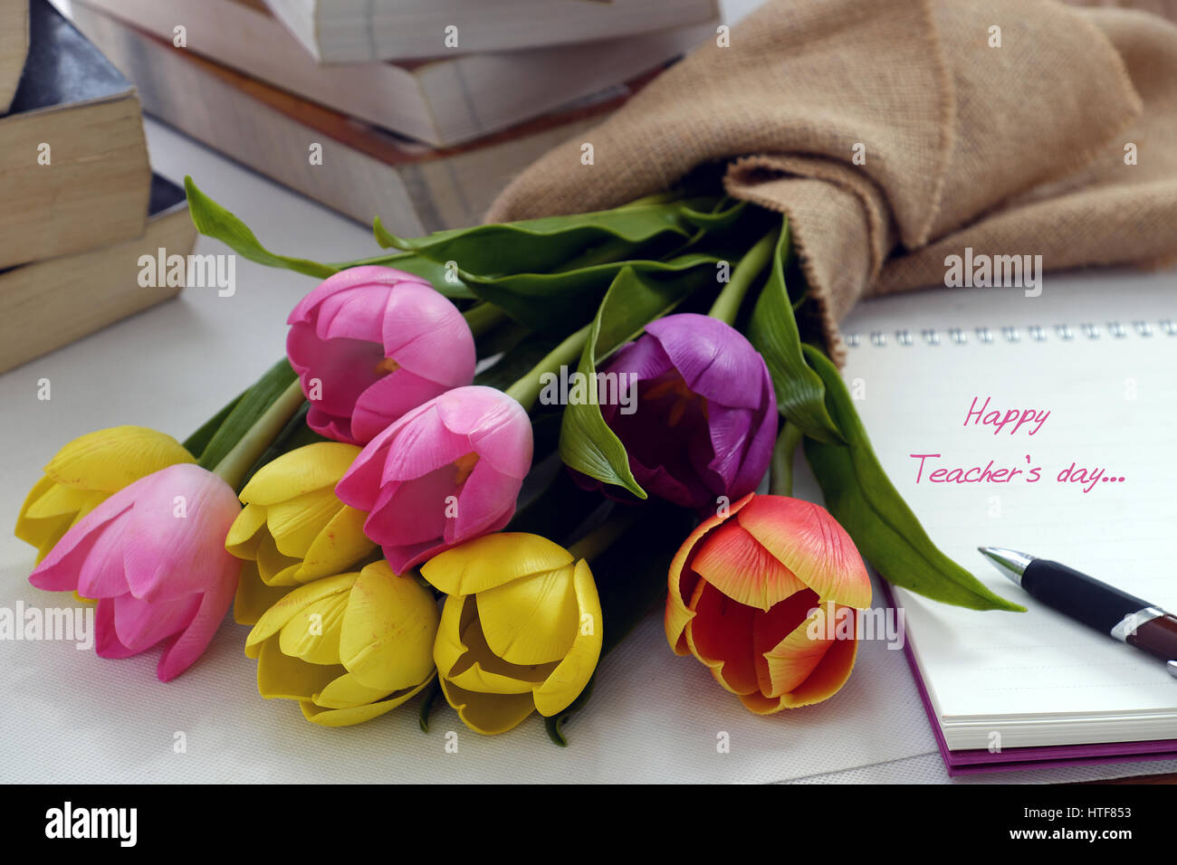 Journée des enseignants heureux, fait main tulip pot de fleurs, pile de livres, message pour enseignant dans journée spéciale de l'éducation, de diy bouquet de tulipes d'argile Banque D'Images