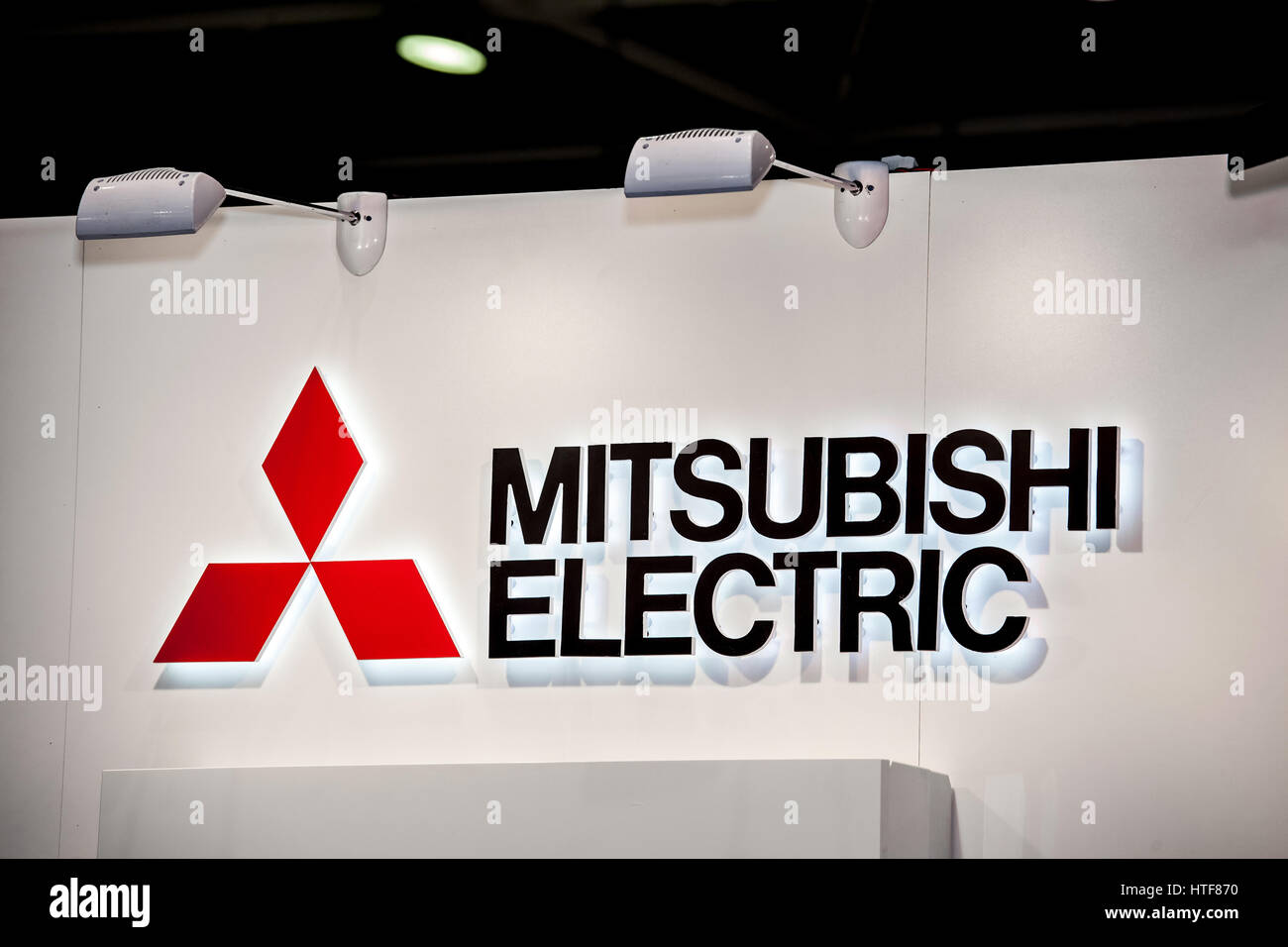 Moscou, Russie - Février 2016 : Mitsubishi Electric company logo sur le mur. Groupe Mitsubishi d'entreprises multinationales japonaises dans une variété de l'indus Banque D'Images