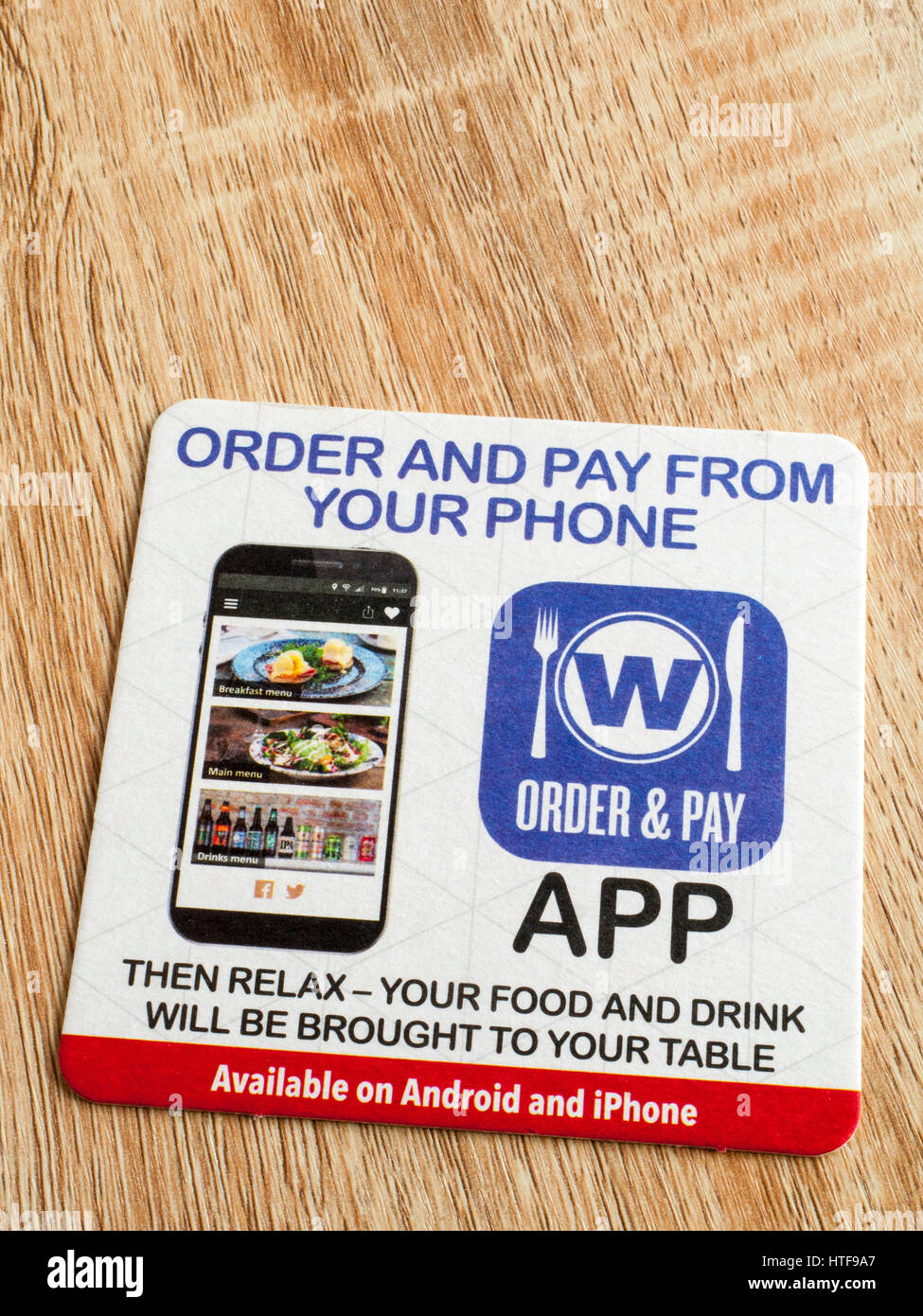 Commander et payer app a expliqué sur Wetherspoon beer mat Banque D'Images