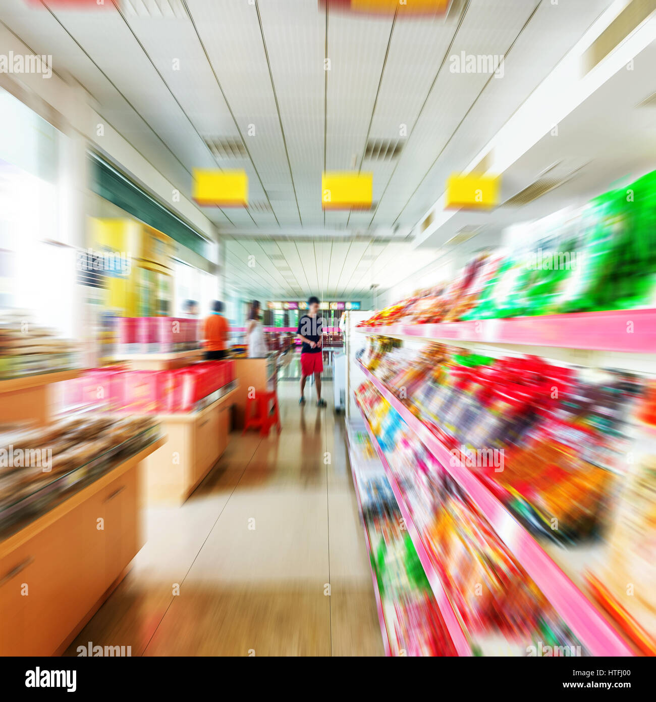 Les petites allées de supermarché, dynamique image floue. Banque D'Images