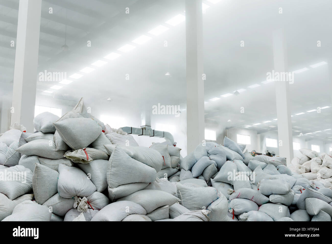 Un grand nombre de sacs dans l'entrepôt. Banque D'Images