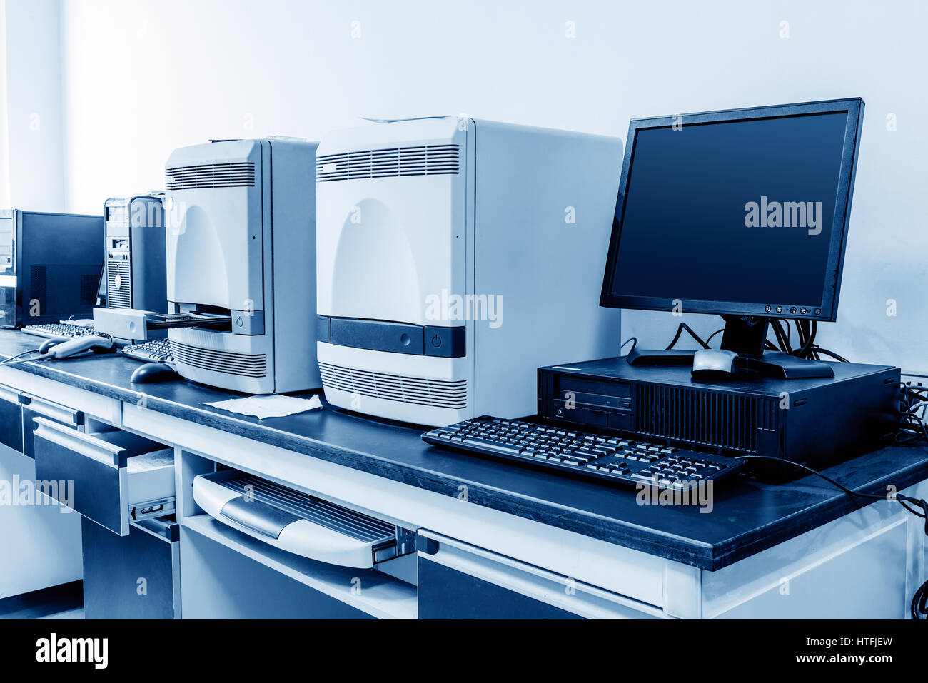 Les laboratoires hospitaliers, PCR et l'ordinateur. Banque D'Images