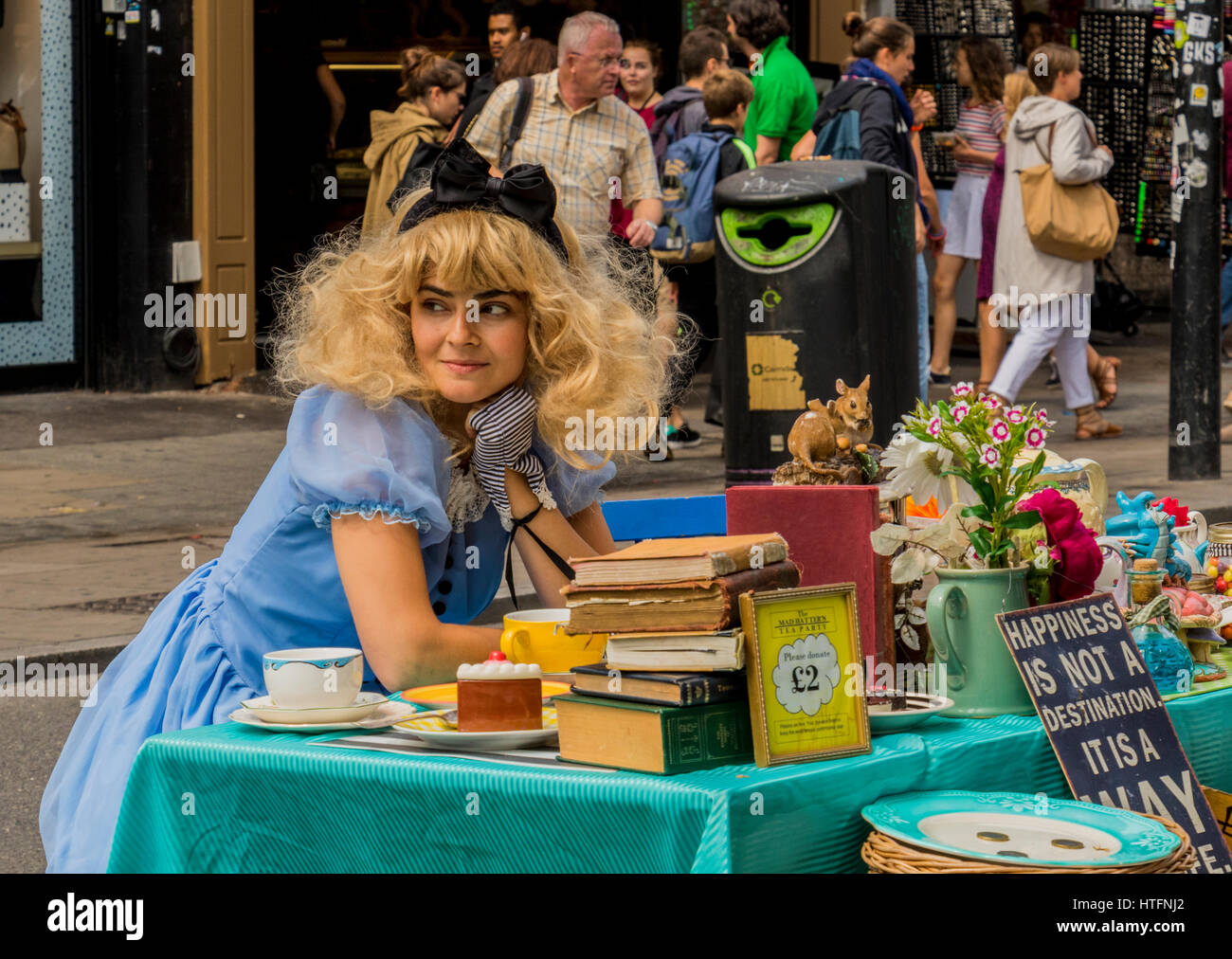 Alice au pays des merveilles de Mad Hatters reenactment tea party Camden London England Banque D'Images