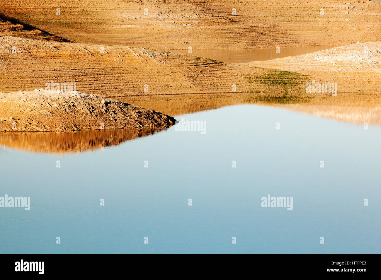 Abstract traduit paysage à San Luis Reservoir en Californie. Banque D'Images