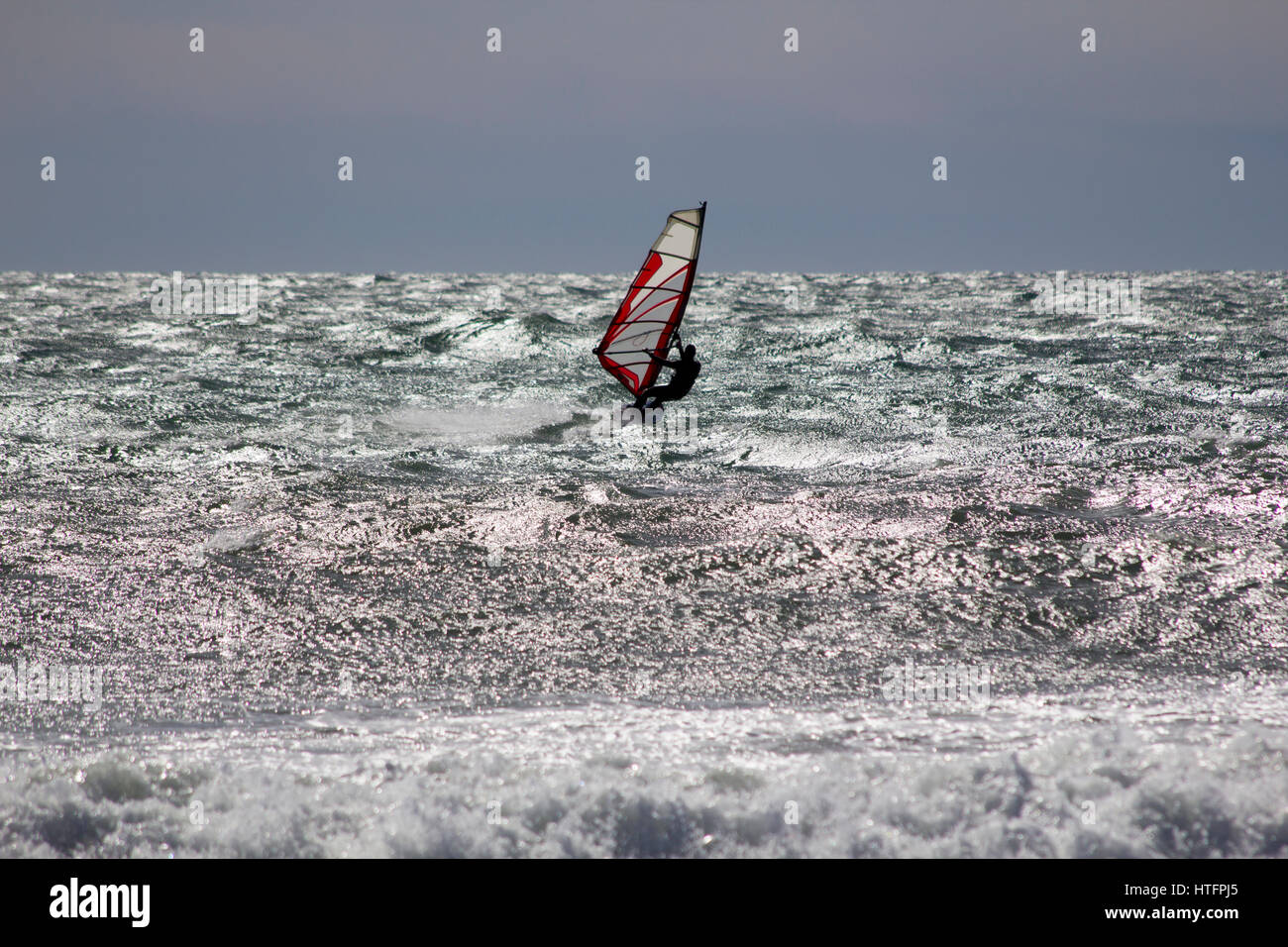 Planche à voile dans une mer agitée Banque D'Images