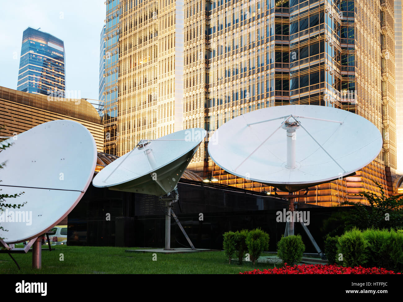 Photo d'une antenne satellite parabolique récepteurs de technologie spatiale Banque D'Images