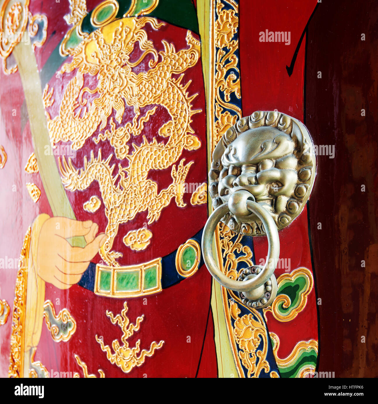 Vieux temple chinois de la ville de Shanghai, le Temple de Dieu. Gardien et grimace heurtoir de bronze. Banque D'Images