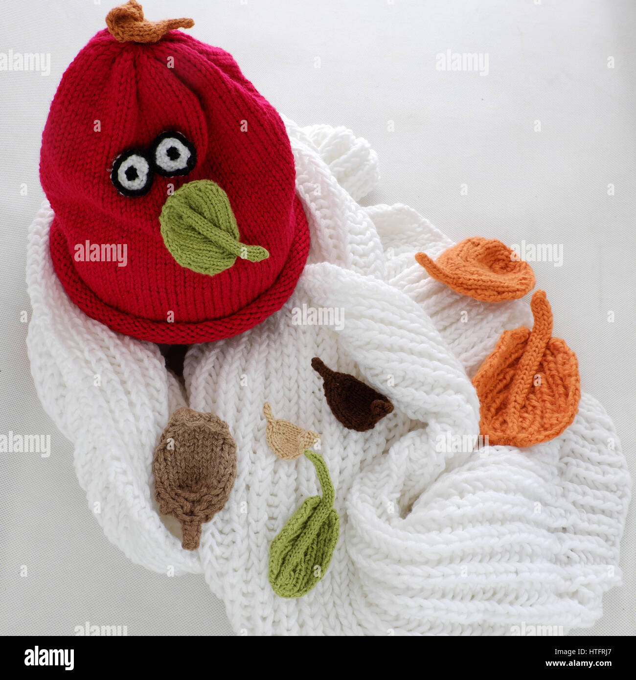 Diy funny, humour fond de noël faites à la main, écharpe blanche de snowman paresseux, red hat, oeil, en hiver, de feuilles en feuilles froide journée de vacances de Noël Banque D'Images