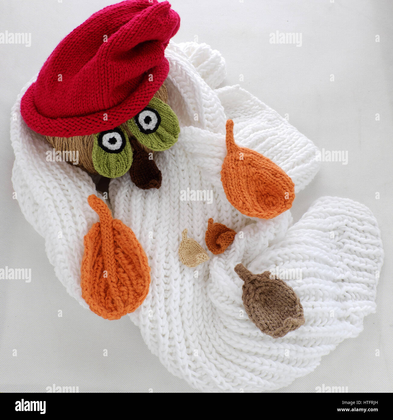 Diy funny, humour fond de noël faites à la main, écharpe blanche de snowman  paresseux, red hat, oeil, en hiver, de feuilles en feuilles froide journée  de vacances de Noël Photo Stock -