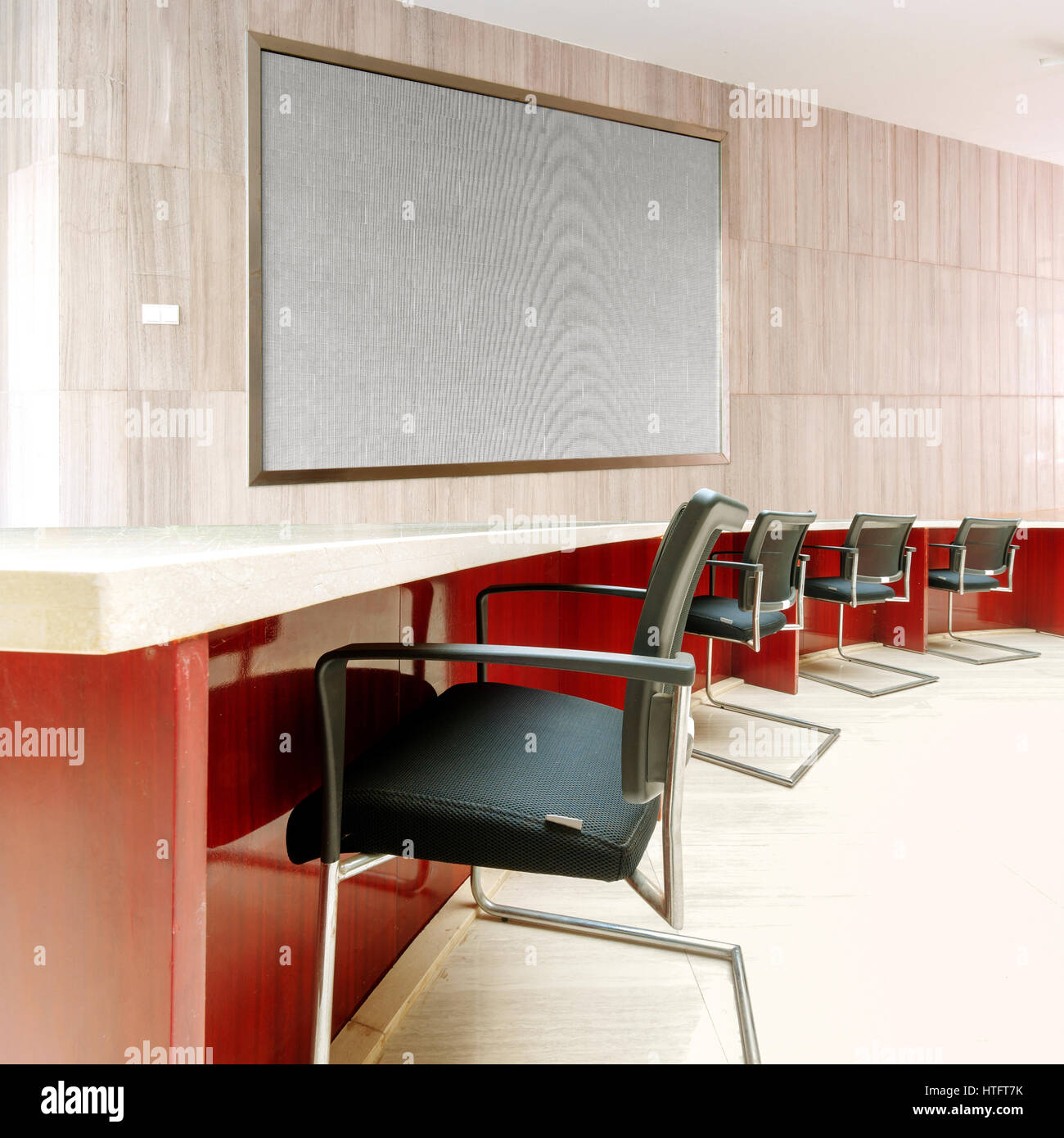 Écran LED, salle de conférence sont des tables et des chaises. (Image Composite) Banque D'Images